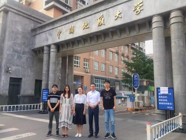左一、左三为我院2017级硕士研究生任浩然、喻月