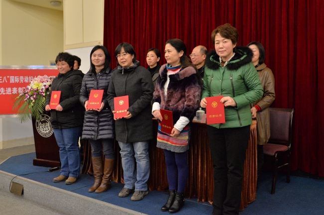 2013年度“麻豆在线
阖家齐飞模范家庭”获得者王穗辉 2013年度“麻豆在线
阖家齐飞模范家庭”获得者王穗辉